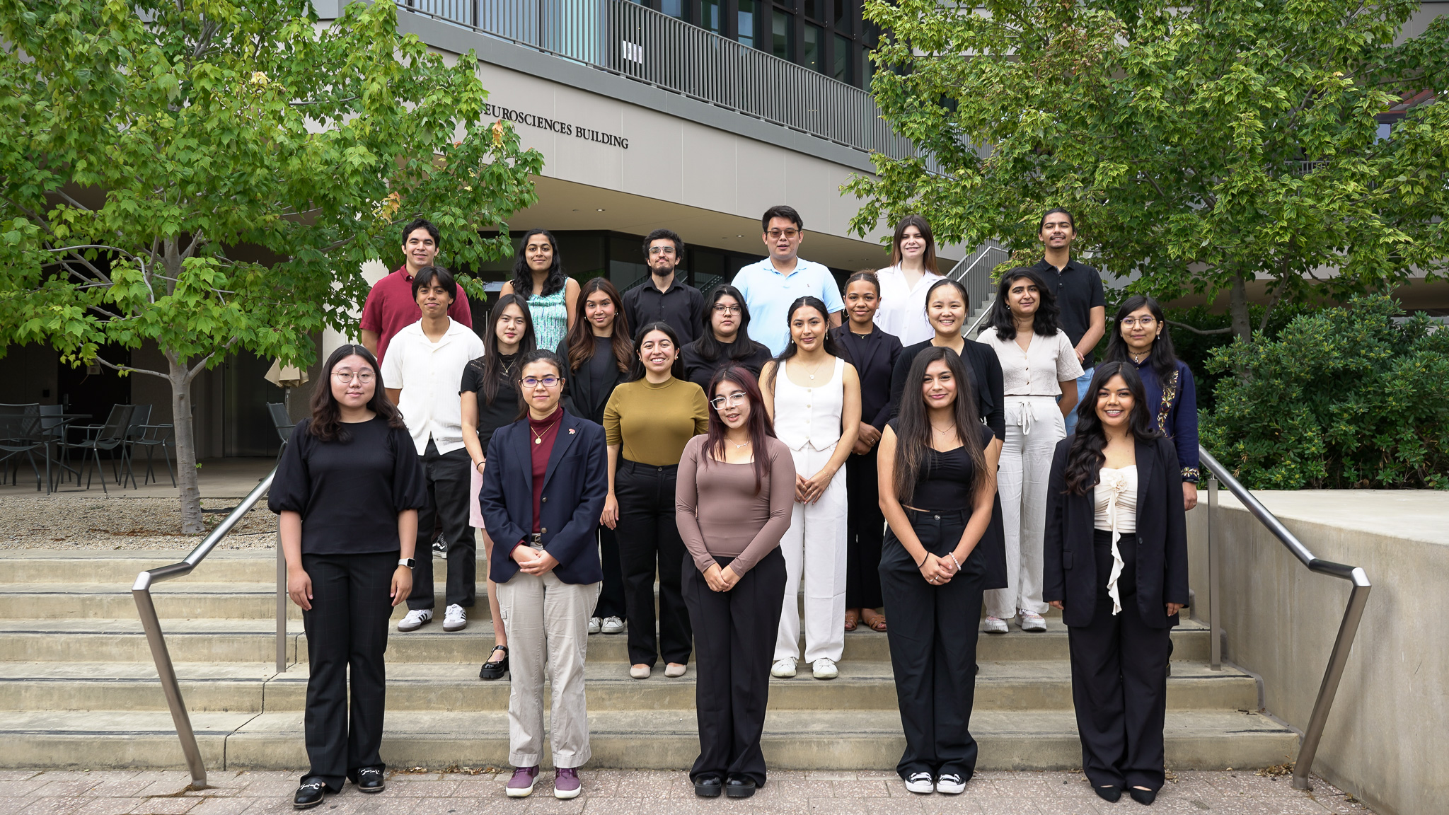 The 2024 NeURO and NeURO-CC Cohorts stand in front of the Stanford Neurosciences Building