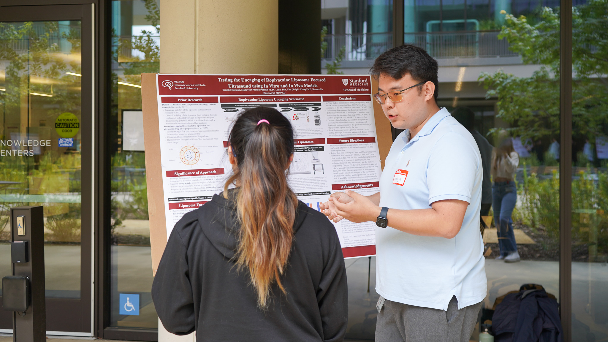 Tenzing Kalsang, NeURO Fellow, explains his research from to a member of the Wu Tsai Neuro community