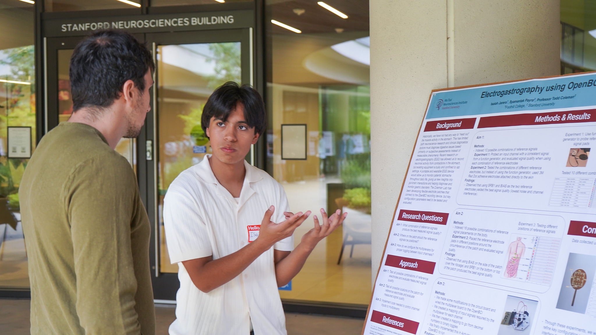 NeURO-CC Fellow Isaiah Jarero explains his research process and findings to members of the Wu Tsai Neuro community