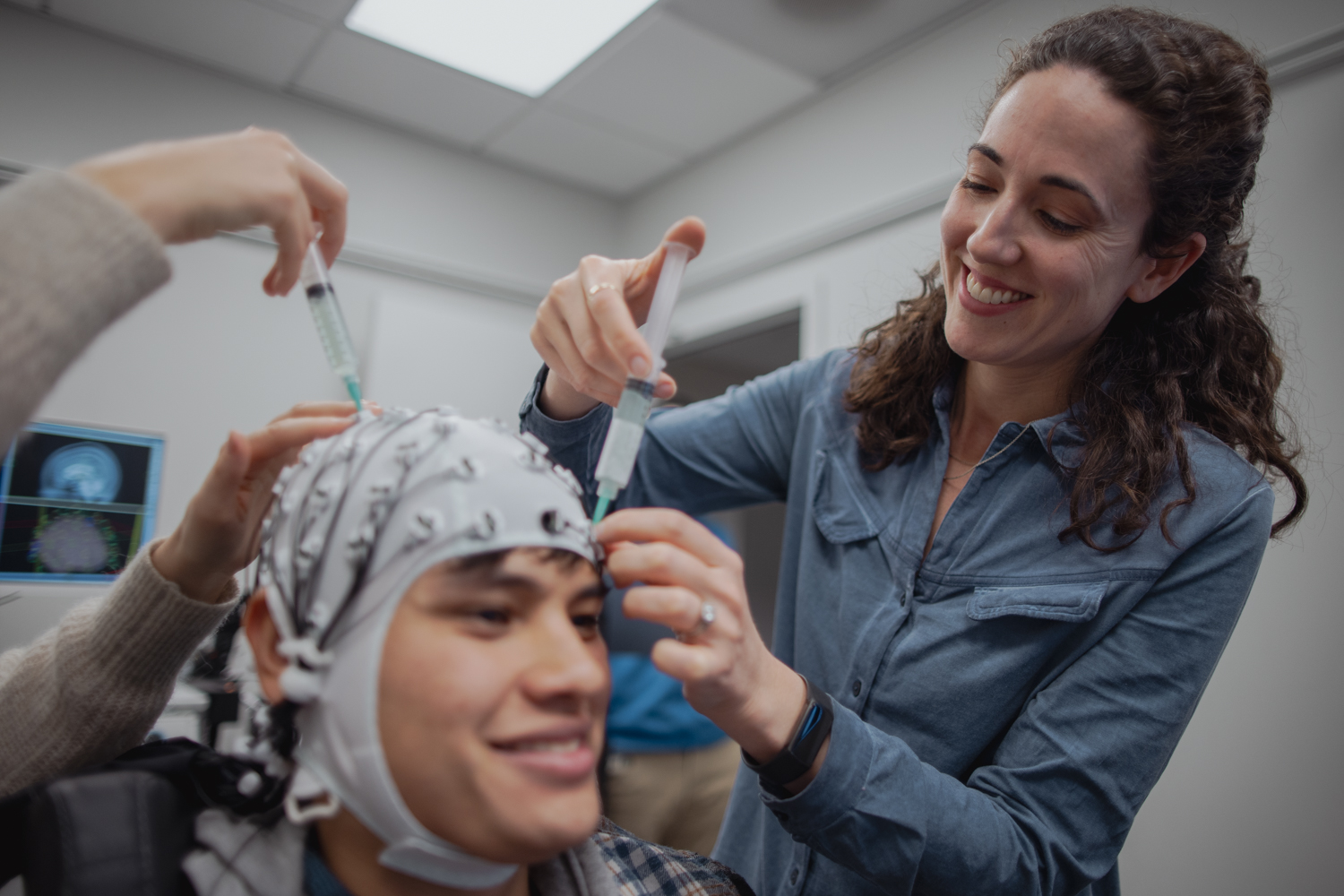 Fiona Baumer works with a research subject in the Koret Human Neurosciences Lab at Wu Tsai Neuro