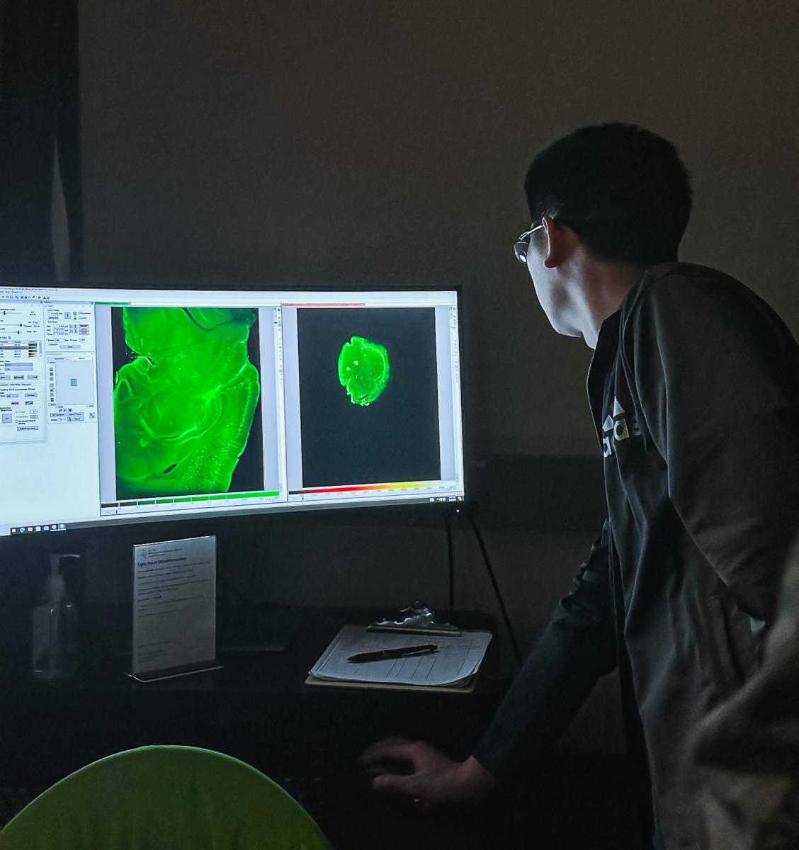 Fusheng Tang gains firsthand experience at the Visualization Community Laboratory. 