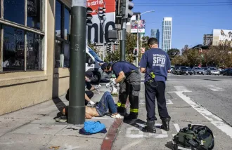 Paramedics tend to opioid-related medical call